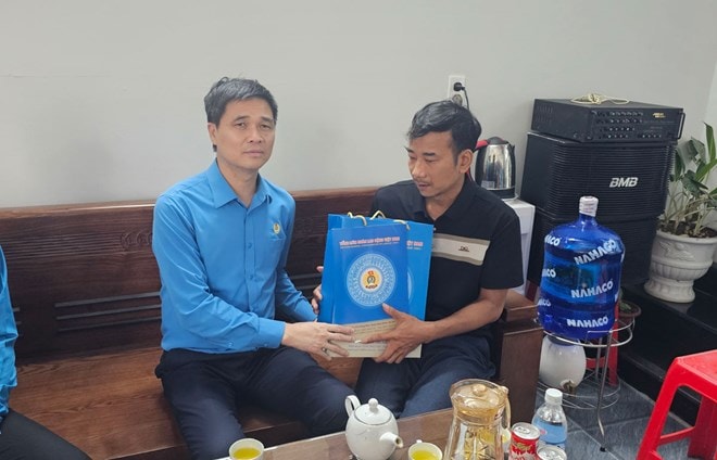 Phó Chủ tịch Tổng LĐLĐ Việt Nam thăm, tặng quà công nhân bị tai nạn lao động