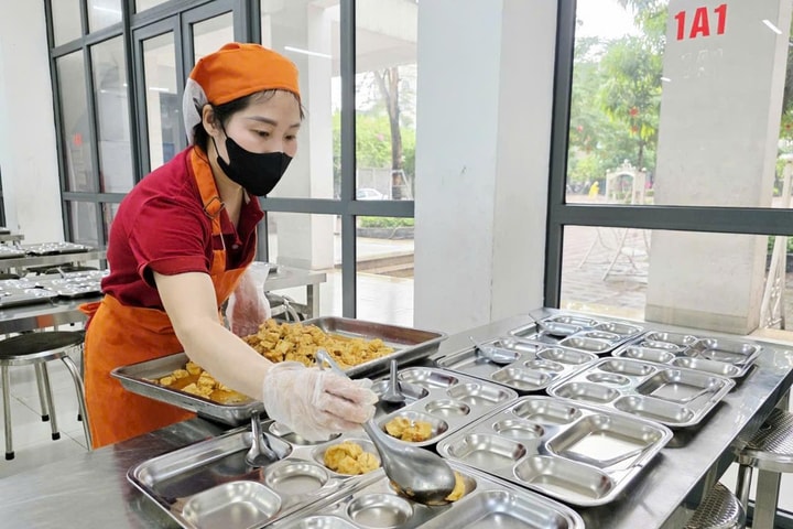 Phường Phú Lương tăng cường quản lý an toàn thực phẩm bữa ăn bán trú