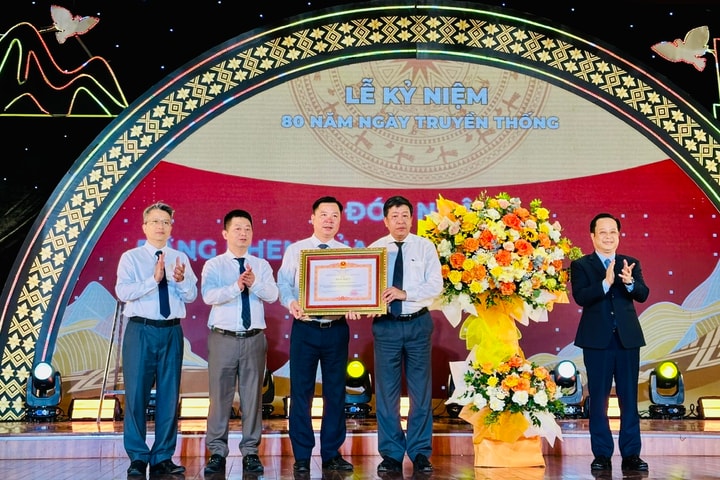 Sở Dân tộc và Tôn giáo thành phố Hà Nội đón nhận Bằng khen của Thủ tướng Chính phủ