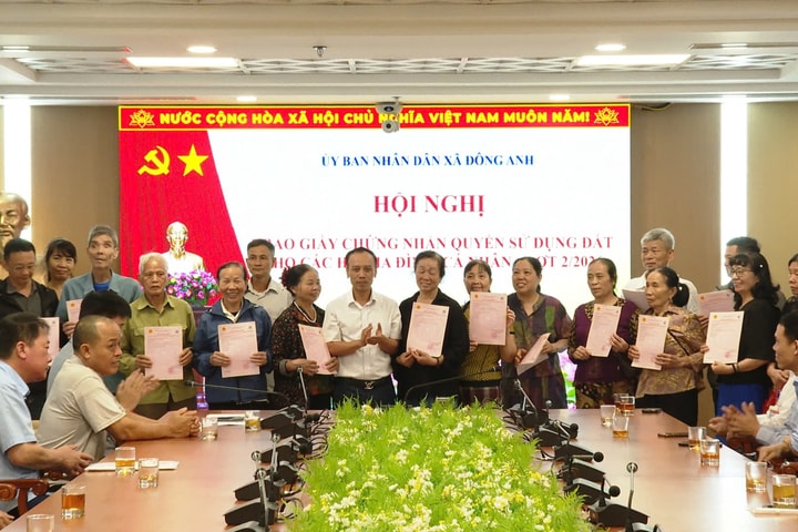 Đông Anh trao sổ đỏ, giúp hộ tái định cư ổn định