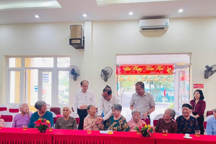 Trao quà của Tổng Bí thư, Chủ tịch nước Tô Lâm tặng người có công với cách mạng tại Hà Nội