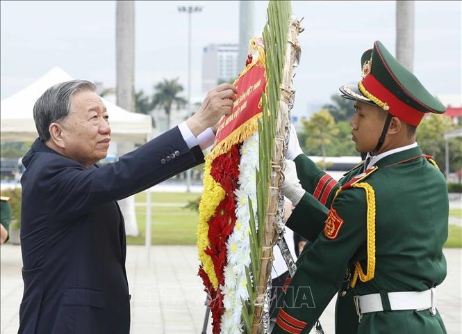 Tổng Bí thư, Chủ tịch nước Tô Lâm dâng hương tưởng niệm các Anh hùng liệt sĩ tại thành phố Đà Nẵng