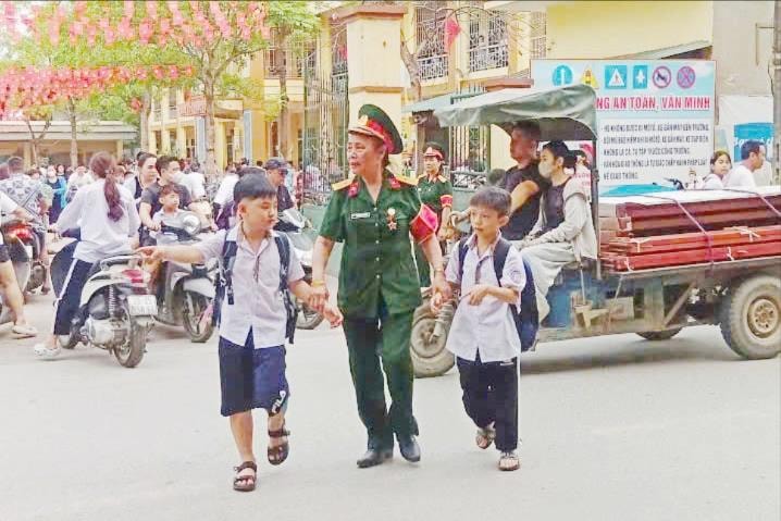 Hội Cựu chiến binh xã Tây Phương giữ bình yên cổng trường, bảo đảm an toàn giao thông