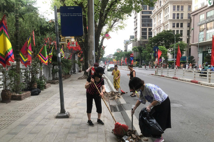 Phụ nữ phường Ô Chợ Dừa chỉnh trang ngõ phố, lan tỏa nếp sống văn minh đô thị