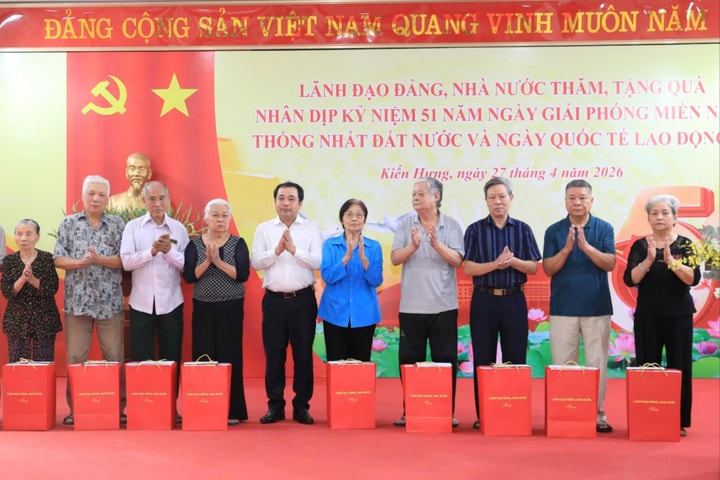 Bí thư Thành ủy Hà Nội Trần Đức Thắng thăm, tặng quà gia đình chính sách, người lao động khó khăn