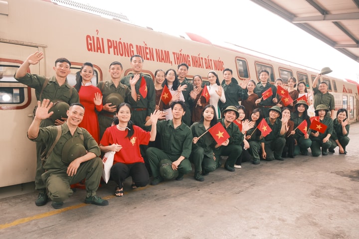 Ôn lại lịch sử dân tộc trên chuyến tàu Hà Nội 5 cửa ô trong dịp nghỉ lễ 30-4