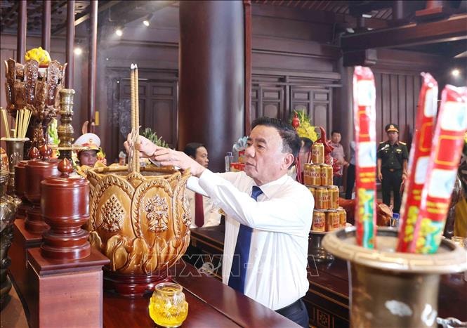 Thường trực Ban Bí thư Trần Cẩm Tú dâng hương, tưởng niệm các anh hùng, liệt sĩ tại tỉnh Điện Biên