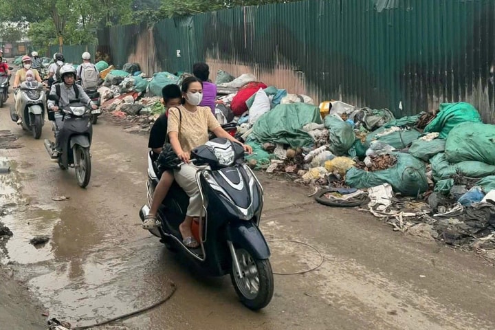 Rác thải “bủa vây” đường Triều Khúc – Yên Xá: Do n hiều người thuê trọ thiếu ý thức, xả rác bừa bãi
