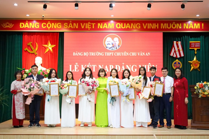 8 học sinh Trường THPT chuyên Chu Văn An được kết nạp Đảng
