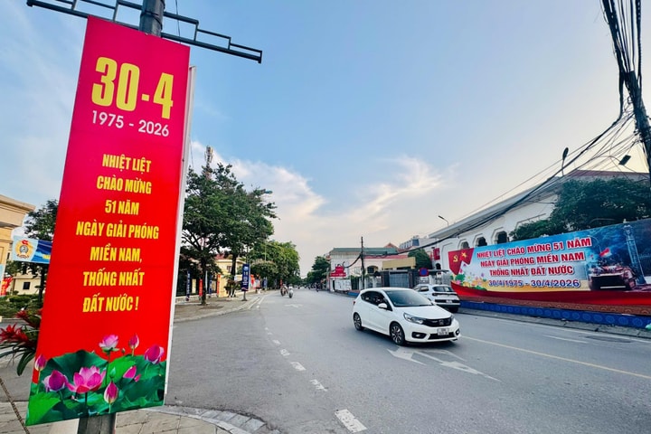 Đường phố ở Hoài Đức rợp cờ hoa chào mừng đại lễ 30-4 và 1-5