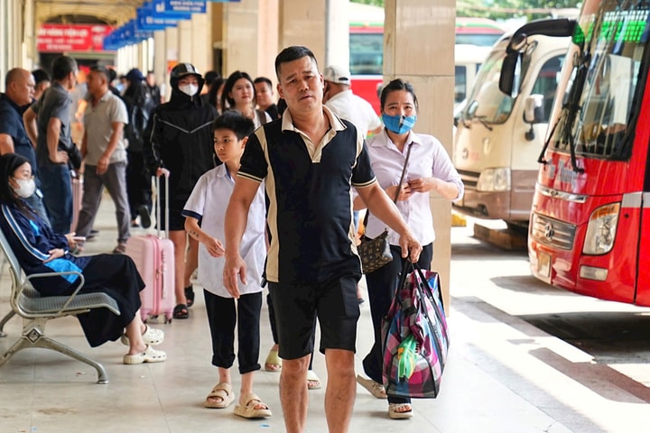 Trước ngày nghỉ lễ, người dân hối hả rời Thủ đô về quê