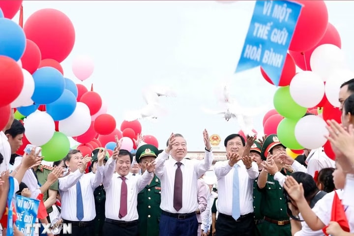 Tổng Bí thư, Chủ tịch nước Tô Lâm dự Lễ thượng cờ "Thống nhất non sông" tại Quảng Trị