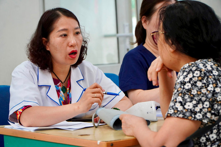 Hàng trăm người dân tham gia khám sức khoẻ miễn phí tại phường Hoàng Liệt