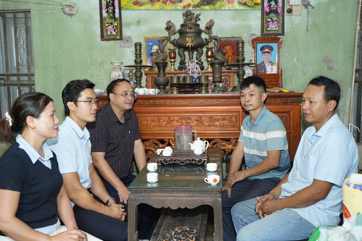 Xã Chuyên Mỹ trao quà cho gia đình có hoàn cảnh khó khăn dịp lễ 30-4