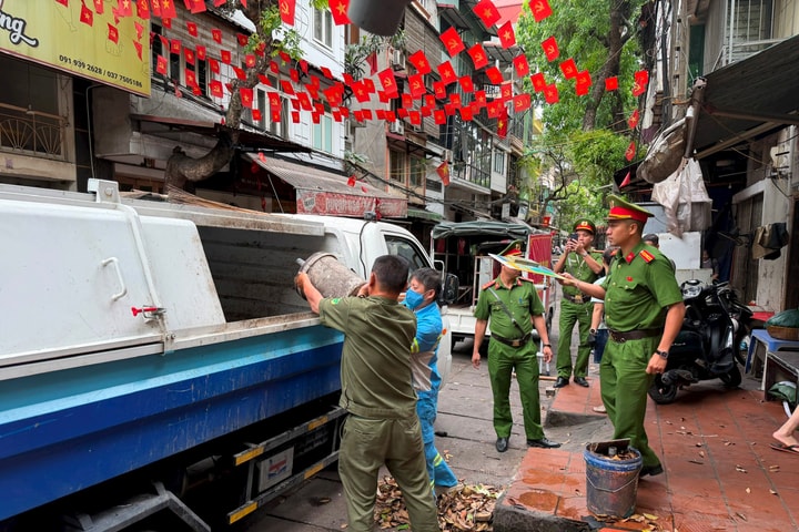 Phường Ô Chợ Dừa xử lý vi phạm trật tự đô thị tại "điểm nóng"