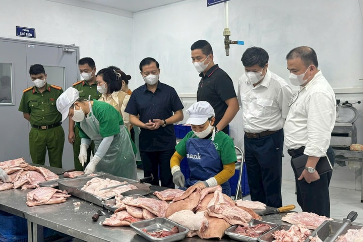 Kiểm tra phát hiện sai phạm về an toàn thực phẩm tại một cơ sở ở phường Lĩnh Nam