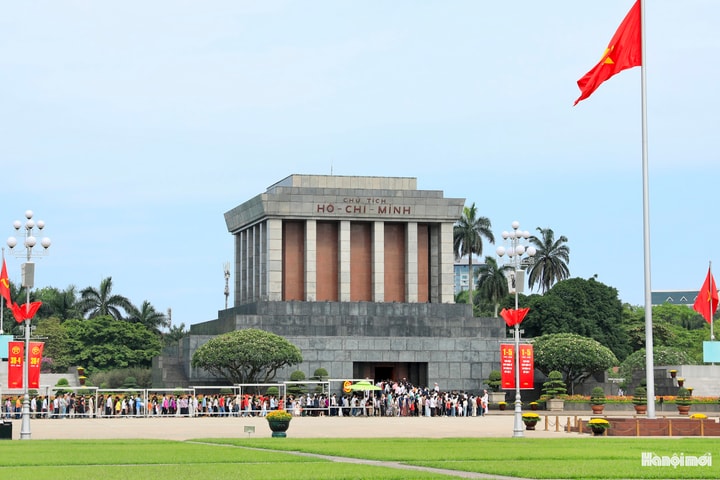 Dòng người thành kính vào Lăng viếng Bác