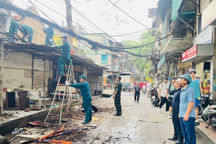 Làm việc xuyên lễ, phường Khương Đình đẩy nhanh tiến độ giải phóng mặt bằng dự án đường Vành đai 2,5