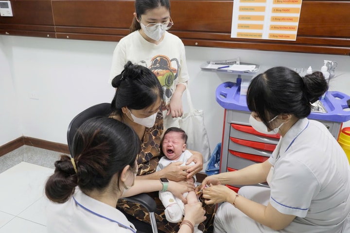 Tiêm vắc xin phòng bệnh: "Lá chắn" bảo vệ sức khỏe nhân dân từ sớm, từ xa