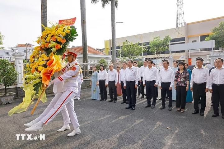 Chủ tịch Quốc hội Trần Thanh Mẫn dâng hương tại Di tích lịch sử văn hóa quốc gia Dinh quận Hóc Môn