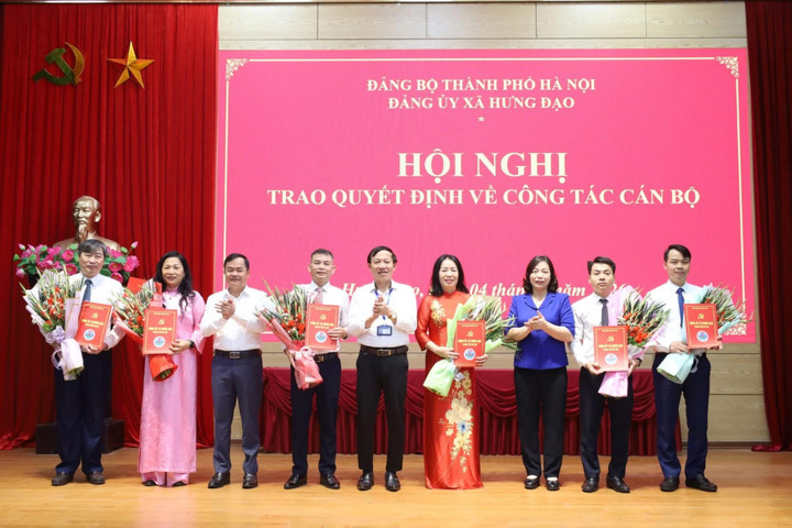 Xã Hưng Đạo công bố quyết định về công tác nhân sự