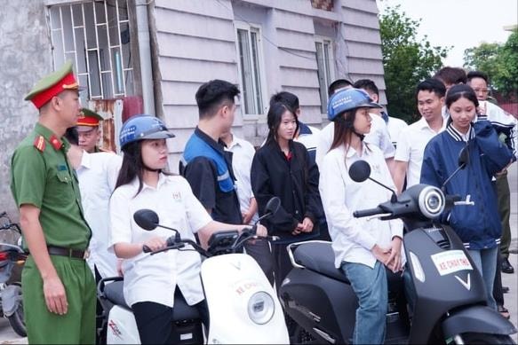 Chương Mỹ: Hướng dẫn kỹ năng lái xe gắn máy an toàn cho học sinh