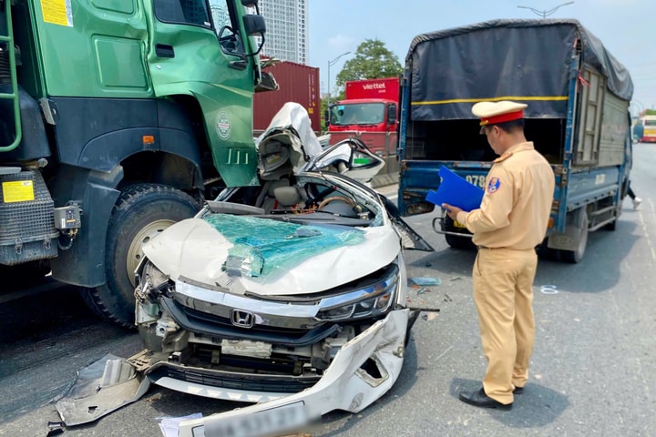 Tai nạn giao thông liên hoàn ở đường Vành đai 3 trên cao, người trên xe may mắn thoát nạn