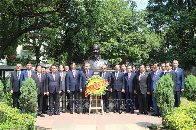 Tổng Bí thư, Chủ tịch nước Tô Lâm đặt vòng hoa tại Khu tưởng niệm Mahatma Gandhi và Tượng Chủ tịch Hồ Chí Minh (Ấn Độ)