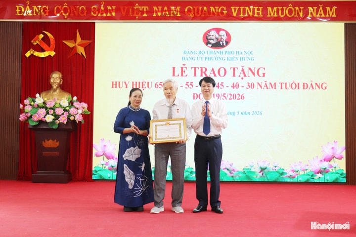Đảng ủy phường Kiến Hưng trao Huy hiệu Đảng tặng 58 đảng viên