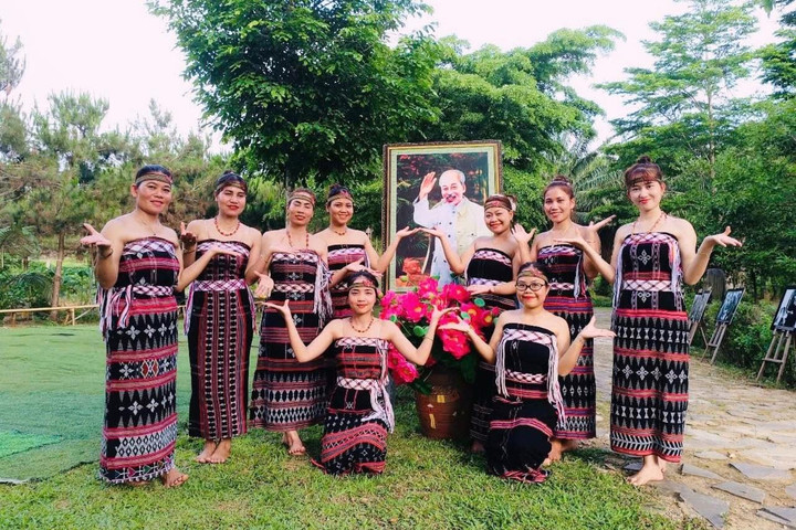Tháng Năm về Làng nghe đồng bào hát về Bác