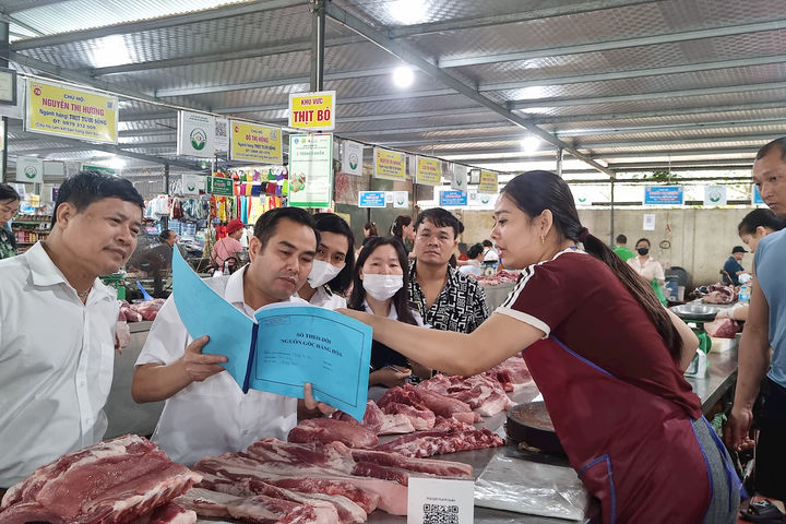 Kiểm tra công tác kiểm soát giết mổ, an toàn thực phẩm tại phường Việt Hưng và Long Biên