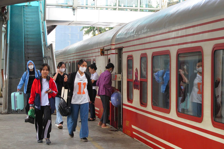 Tàu Hà Nội - Hải Phòng áp dụng nhiều chính sách giảm giá vé linh hoạt