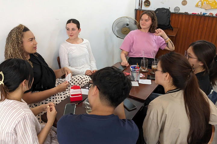 Người trẻ học ngoại ngữ trong những cuộc gặp gỡ đời thường