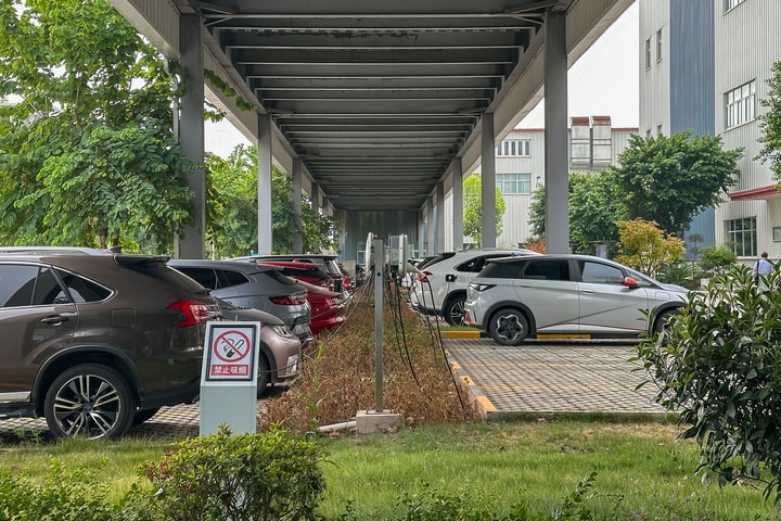 Sạc ô tô bằng điện dân dụng: Cách tiếp cận mới trong tổ chức hạ tầng giao thông đô thị