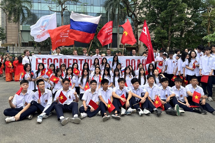 Hàng trăm người tham gia diễu hành “Trung đoàn bất tử” nhân kỷ niệm Ngày Chiến thắng tại Hà Nội