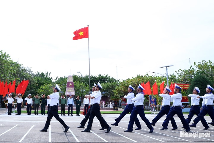 Thiêng liêng lễ chào cờ trên đảo Trường Sa