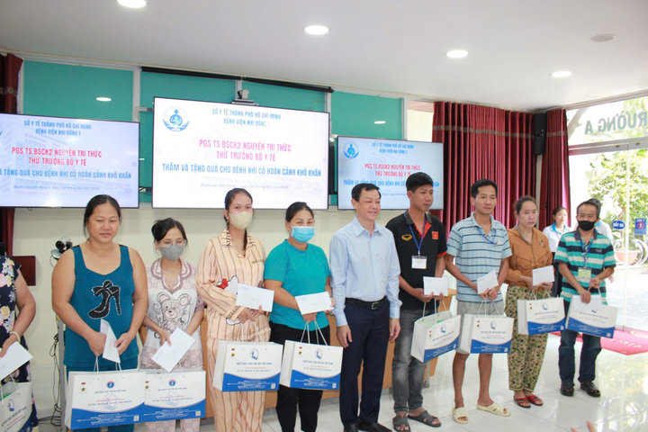 Lãnh đạo Bộ Y tế thăm hỏi, động viên nạn nhân trong vụ bạo hành trẻ em vừa xảy ra