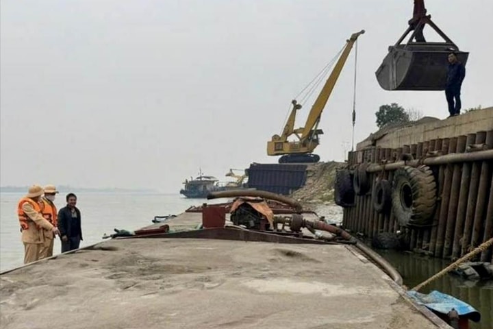 Xử lý bến vật liệu xây dựng không phép trên sông Hồng