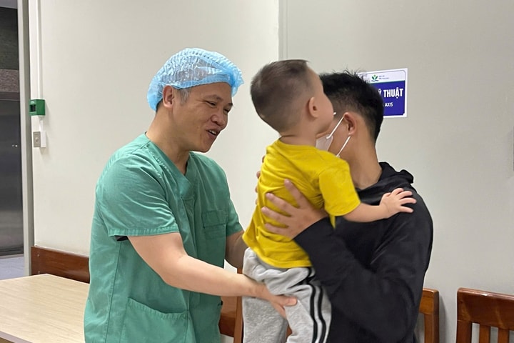 Hơn 300km chạy đua giành sự sống cho bé trai mắc dị tật tim bẩm sinh phức tạp