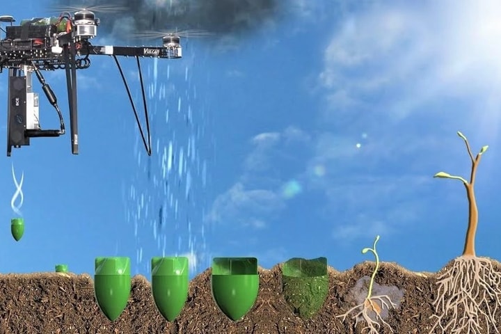 Sinh viên Trường Đại học Công nghệ chế tạo drone gieo hạt phục hồi rừng