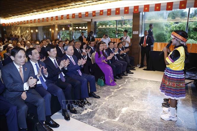 Tổng Bí thư, Chủ tịch nước Tô Lâm gặp gỡ cán bộ các cơ quan đại diện và cộng đồng người Việt Nam tại Sri Lanka