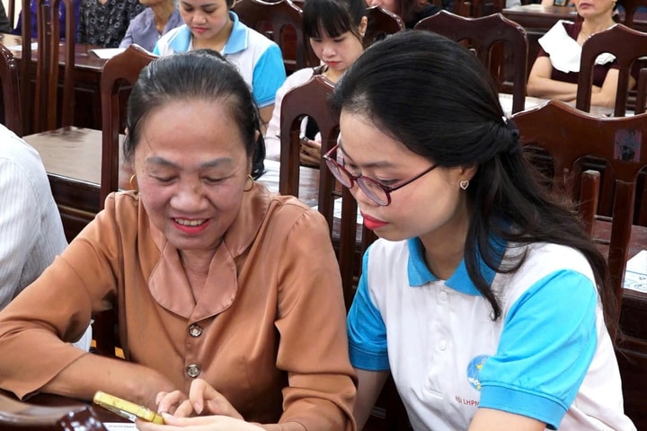 Phụ nữ Dân Hòa tiên phong chuyển đổi số chăm sóc sức khỏe cộng đồng