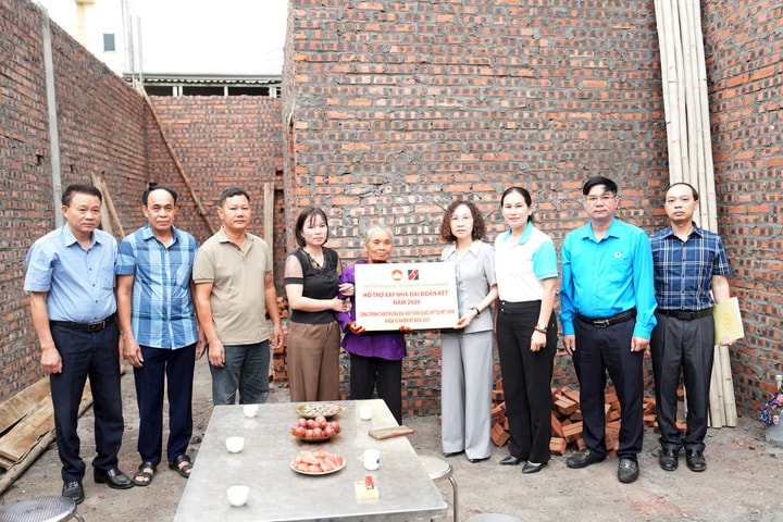 MTTQ xã Đan Phượng trao hỗ trợ xây, sửa nhà cho hai hộ có hoàn cảnh khó khăn