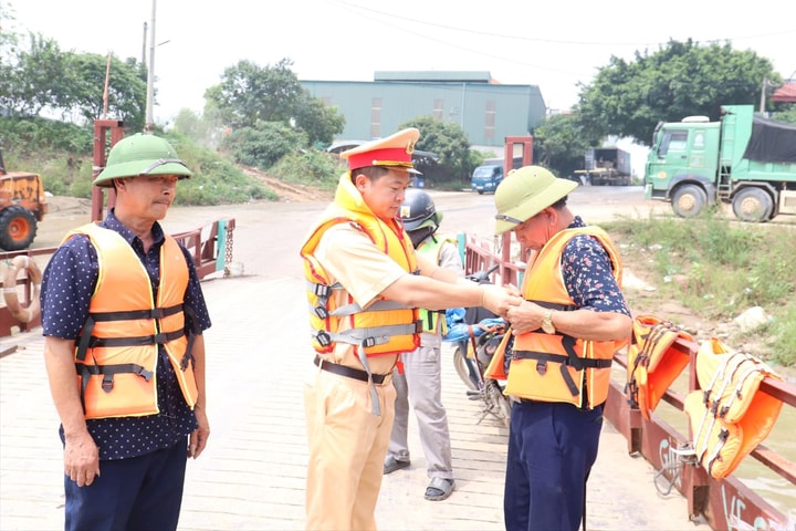 CSGT Hà Nội đồng hành cùng chủ bến đò ngang sông