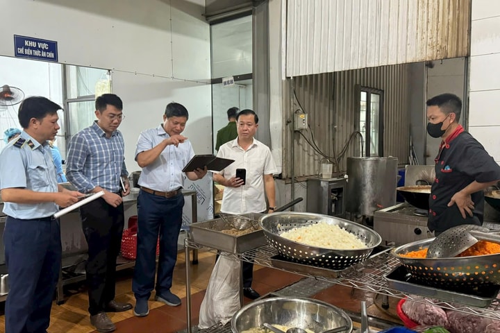 Kiểm tra đột xuất an toàn thực phẩm tại Sóc Sơn: Siết chặt quy trình chế biến suất ăn sẵn