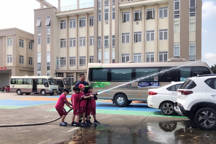 Hơn 200 học sinh tiểu học trải nghiệm kỹ năng chữa cháy, thoát nạn