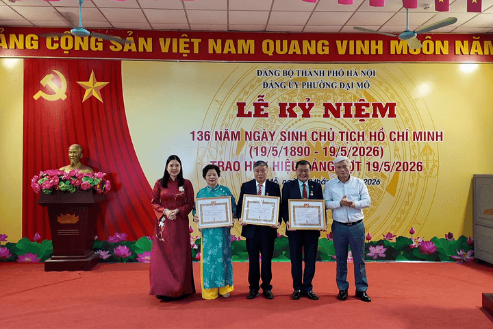 Đại Mỗ: Trao tặng 63 Huy hiệu Đảng đợt 19/5