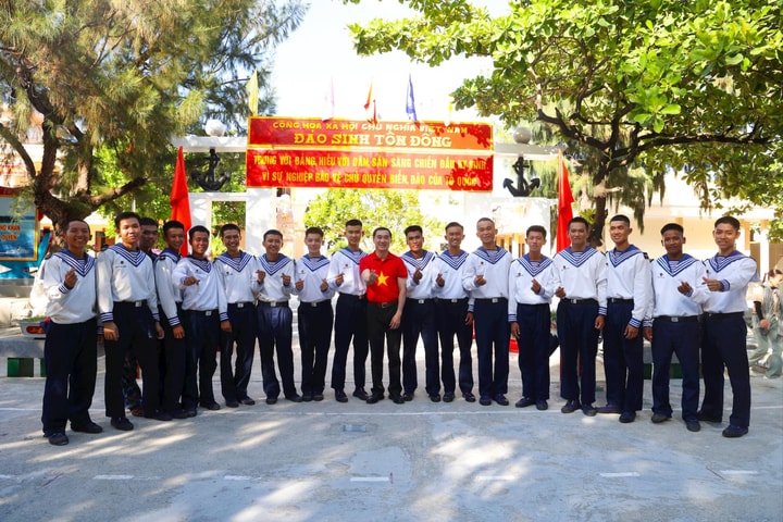 Đoàn công tác Bộ Y tế thăm, tặng quà cán bộ, chiến sĩ và nhân dân đặc khu Trường Sa