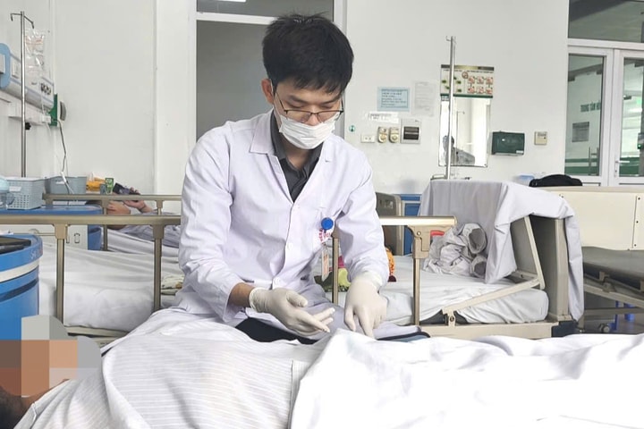 4 giờ vi phẫu xuyên đêm nối thành công ngón tay suýt đứt rời cho nữ phụ hồ