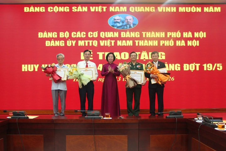 Đảng bộ MTTQ Việt Nam TP Hà Nội trao Huy hiệu Đảng đợt 19-5
